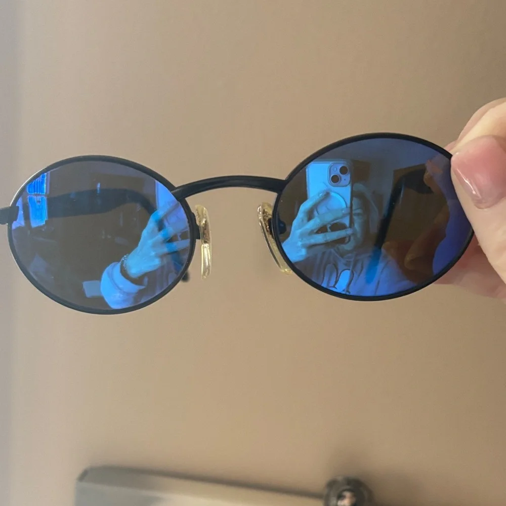 Vintage REVO Sunglasses with Black Frame and Vibrant Mirror Blue Lenses - Picture 4 of 5